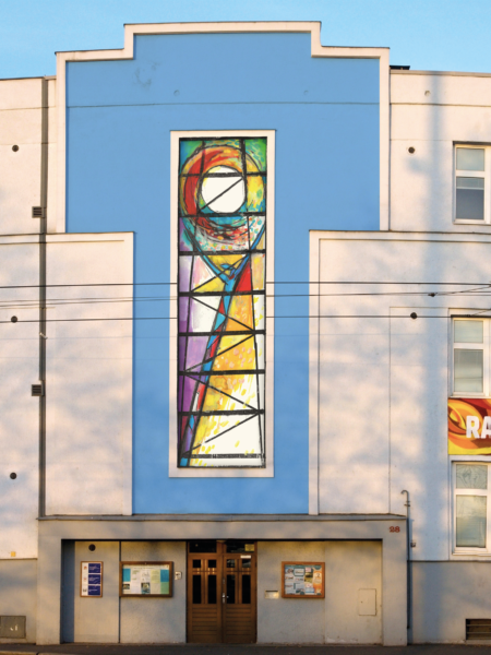 Aktuální podoba fasády střediska s vizualizací vitráže Vzkříšení