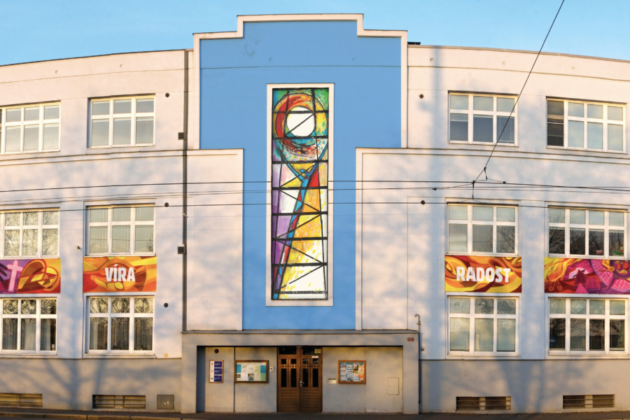 Aktuální podoba fasády střediska s vizualizací vitráže Vzkříšení